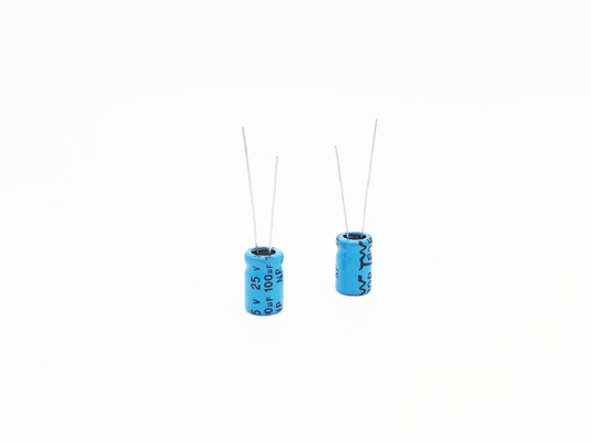La Bi del condensatore di amp dell'automobile del NP 100UF25V ha polarizzato il condensatore elettrolitico di alluminio
