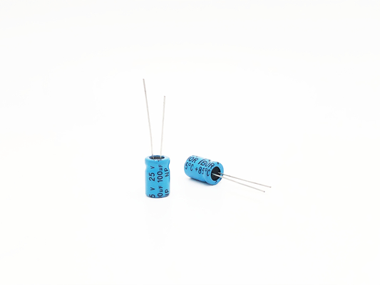 La Bi del condensatore di amp dell'automobile del NP 100UF25V ha polarizzato il condensatore elettrolitico di alluminio