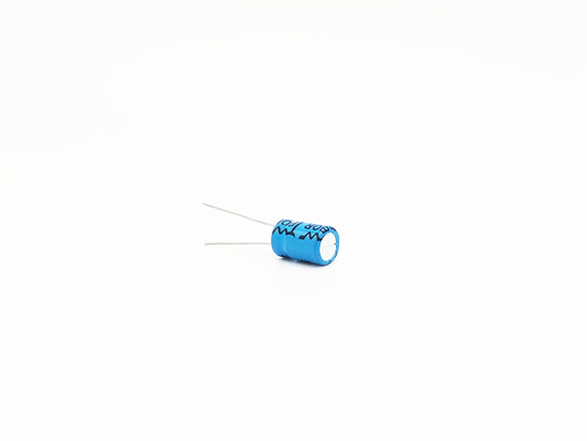 La Bi del condensatore di amp dell'automobile del NP 100UF25V ha polarizzato il condensatore elettrolitico di alluminio