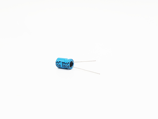 La Bi del condensatore di amp dell'automobile del NP 100UF25V ha polarizzato il condensatore elettrolitico di alluminio