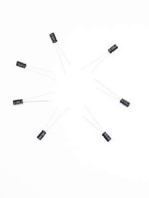 Condensatori elettrolitici miniatura 4.7UF50V 2000 ore di condensatore di lunga vita