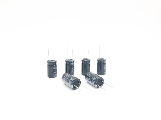 Condensatori elettrolitici di alluminio radiali di SMR 220UF 50V 10X17MM