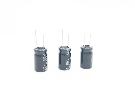Condensatori elettrolitici di alluminio radiali di SMR 220UF 50V 10X17MM