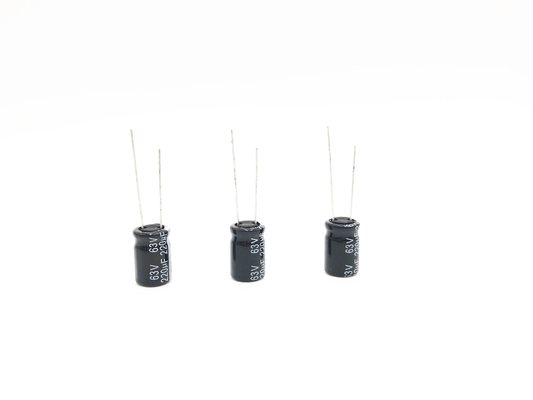 Condensatori elettrolitici 220UF 63V del cavo radiale di ISO9001 10X17mm