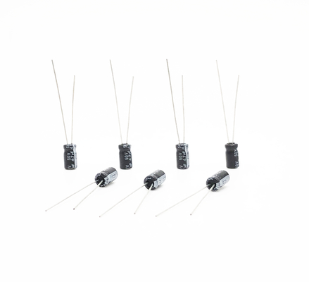2000 ore caricano il tipo radiale il condensatore 4.7UF 50V 5x11mm del cavo di vita