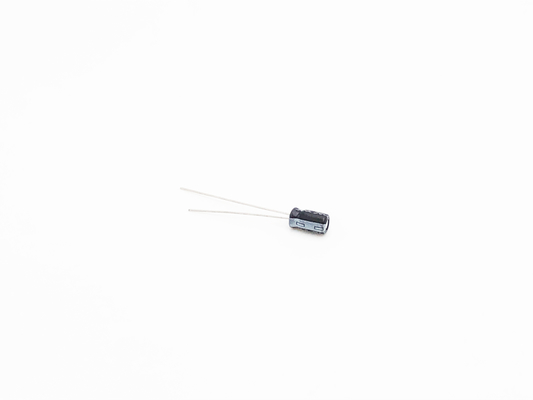 2000 ore caricano il tipo radiale il condensatore 4.7UF 50V 5x11mm del cavo di vita