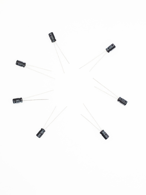 2000 ore caricano il tipo radiale il condensatore 4.7UF 50V 5x11mm del cavo di vita