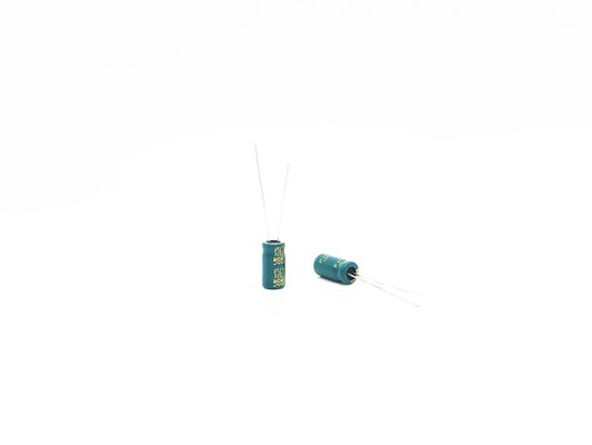 ore basse elettrolitiche del condensatore 4.7UF 250V esr della parte radiale di 6.3x12MM le 5000 caricano la vita