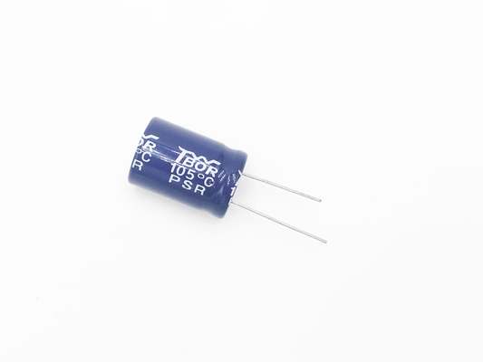 I 4700 uF elettrolitici radiali un condensatore 18x40mm da 25 volt 2000 ore caricano